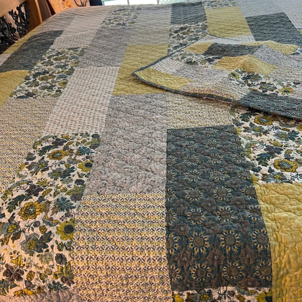 Home Classics Full Queen Patchwork Quilt & two pillow shams Paisley Floral 90x95